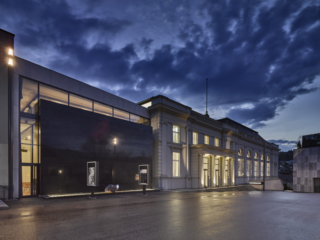 Exterior of Kultur & Kongresshaus Aarau at dusk